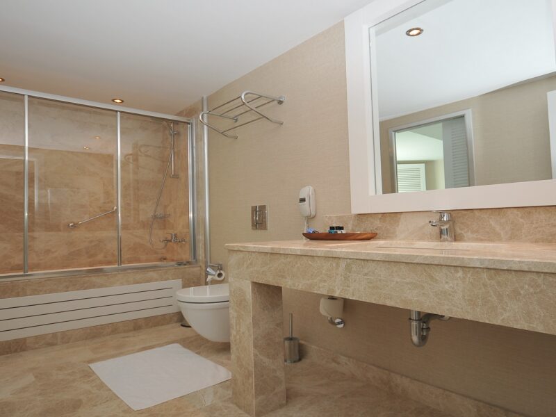 Alesta Yacht Hotel Deniz Manzaralı Delüks Oda banyo