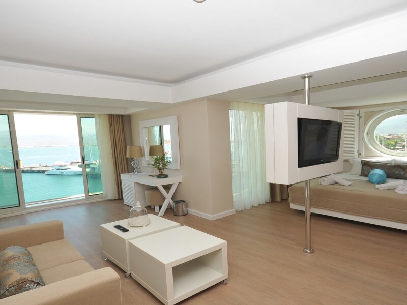Alesta Yacht Hotel Deniz Manzaralı Delüks Oda yatak alanı