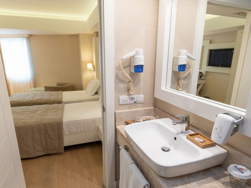 Alesta Yacht Hotel Deniz Manzaralı Aile Süiti banyosu